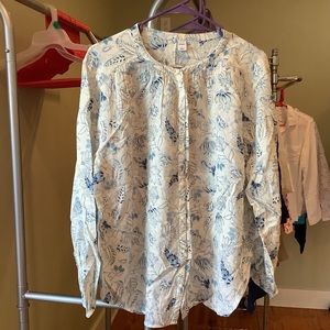 (Bin 7)  Old Navy women’s poet blouse, creams, blues w/flowers, L